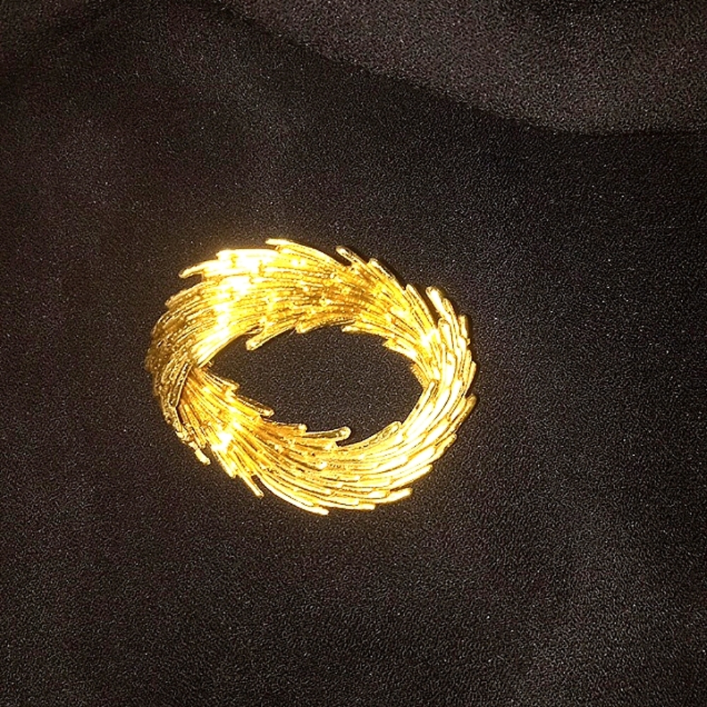 Vintage Gold tone Xmas Wreath Brooch